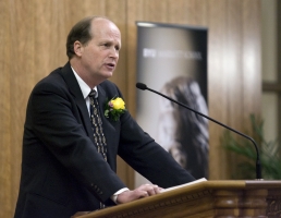 W. Gibb Dyer addresses banquet attendees after receiving the Marriott School’s 2008 Outstanding Faculty Award.