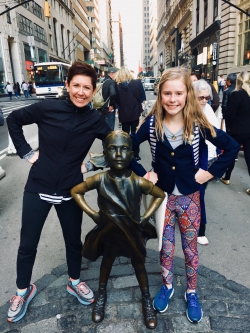 Sarah Agate and daughter in New York with statue